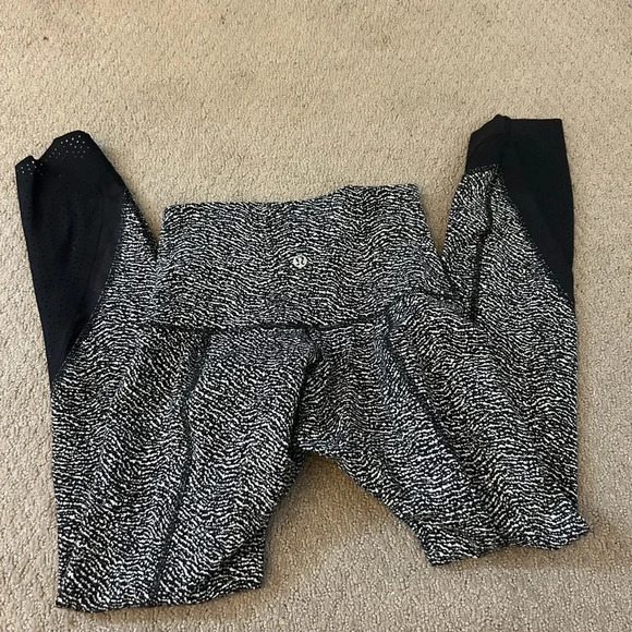 Lululemon leggings capris - Picture 2 of 4